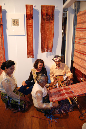 Amarasi weavers demonstrating