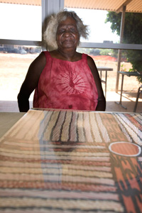 Mulkun Wirrpanda working on her print during the workshop.